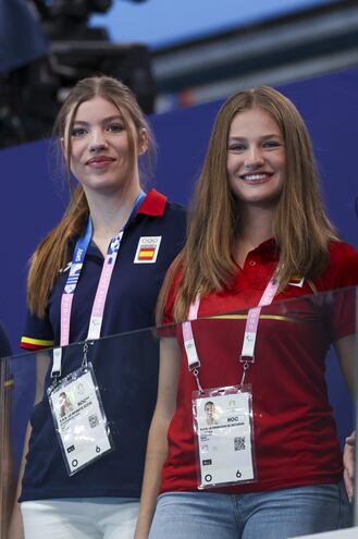 La princesa de Asturias, Leonor de Borbón, y su hermana, la infanta Sofía, entre los asistentes al partido de waterpolo que la selección española disputó contra Australia en el marco de los Juegos Olímpicos de París 2024, en el Centro Acuático de París (Francia).