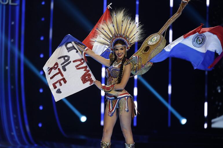 Miss Universo Paraguay, Elicena Andrada, desfilando durante la gala de traje alegórico de Miss Universe 2023, en el Gimnasio Nacional en San Salvador (El Salvador). (EFE/Rodrigo Sura)
