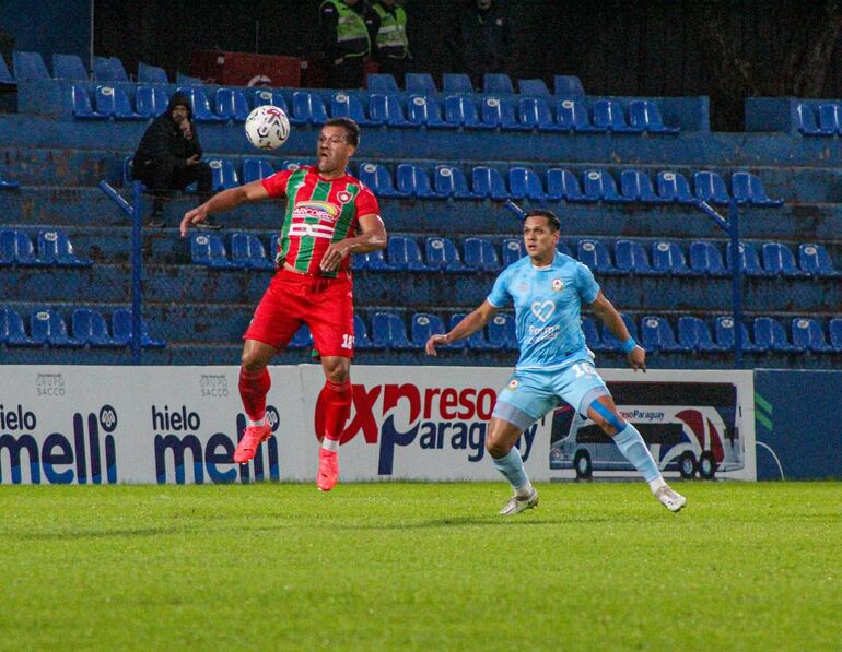 El goleador Juan Aníbal Roa se eleva para recepcionar el balón ante la marca de José Manuel Vera. APF