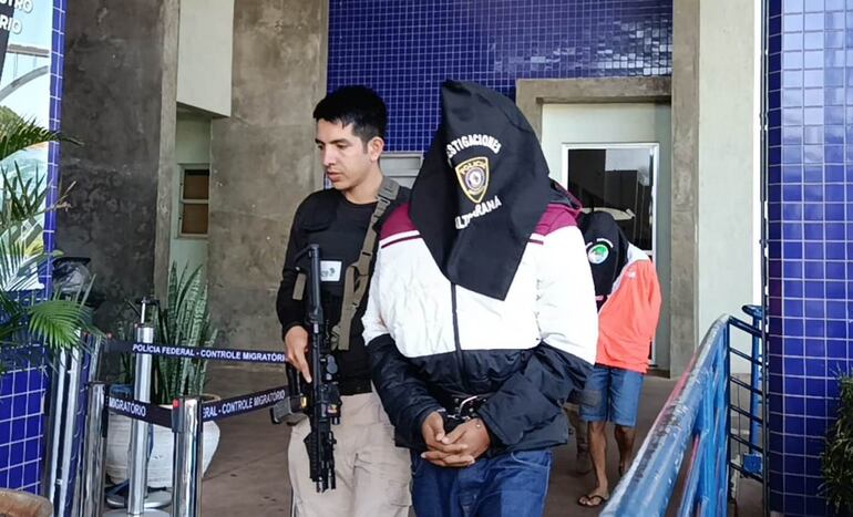 Los brasileños fueron entregados a la Policía Federal en la cabecera del Puente de la Amistad.