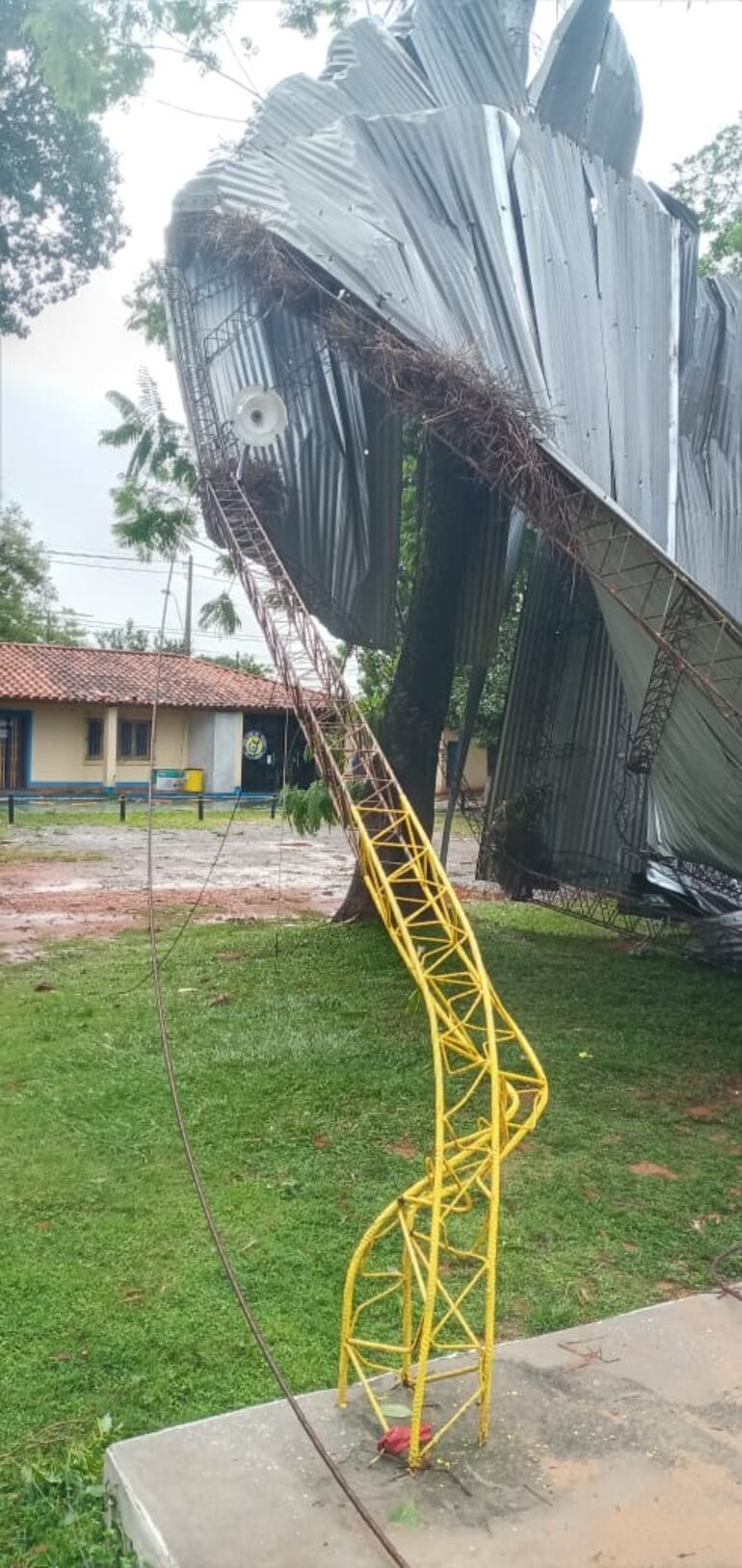 La furia de la tormenta provocó daños materiales en el tinglado de la Liga Iteña de Fútbol.