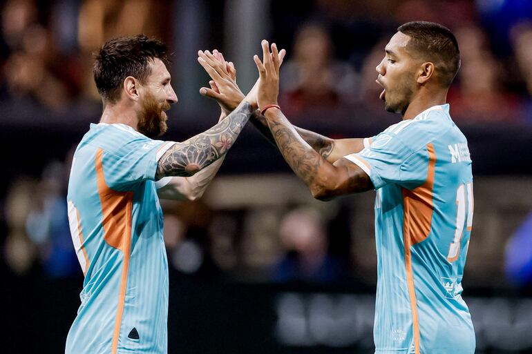 Atlanta (United States), 02/11/2024.- Inter Miami defender David Martinez (R) reacts with Inter Miami forward Lionel Messi after Martinez scored against the Atlanta United during the first half of a MLS Cup playoff soccer match between Inter Miami and Atlanta United in Atlanta, Georgia, USA, 02 November 2024. Inter Miami leads the best of three series 1-0. EFE/EPA/ERIK S. LESSER
