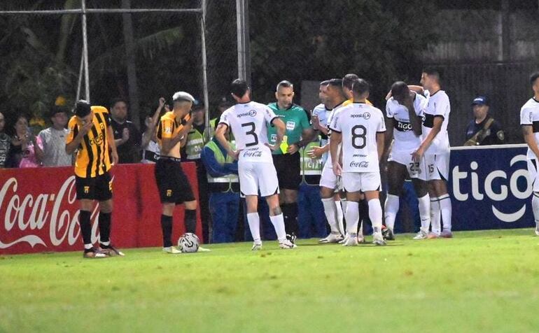 Jugadores de Guaraní y Olimpia reclamando al árbitro del encuentro, Carlos Paul Benítez.