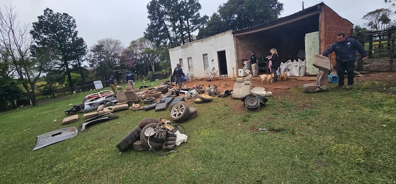 Piezas de autos presuntamente robados encontradas en una granja de Piribebuy tras allanamiento de la Policía Nacional con la Fiscalía.