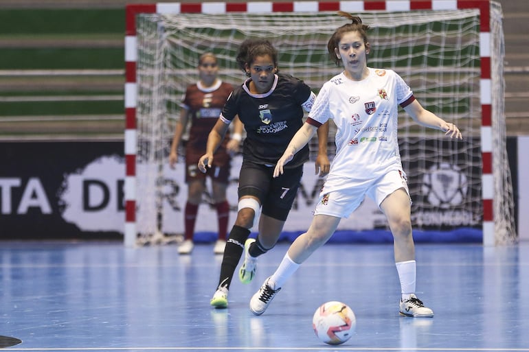 Yessica Armoa maneja el balón en el juego de ayer, contra Llaneros.