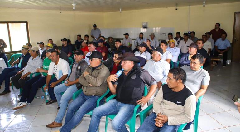 Productores de los departamentos de Caaguazú, San Pedro y Canindeyú mantuvieron una reunión con representantes del Ministerio de Agricultura para tratar el precio de la mandioca, pero no hubo acuerdo.