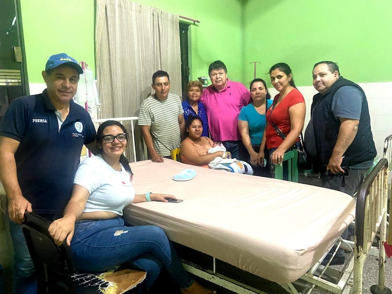 El fiscal Alfredo Ramos Manzur, con camisa fucsia, junto a los padres de la bebé, familiares y un efectivo policial del Departamento de Investigación.