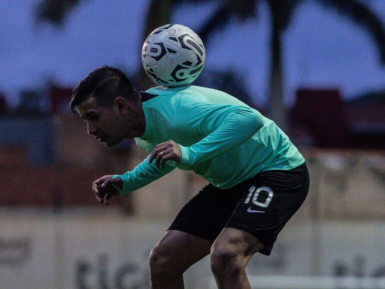 El paraguayo Derlis González, en el entrenamiento de Olimpia, en la VIlla Olimpia.