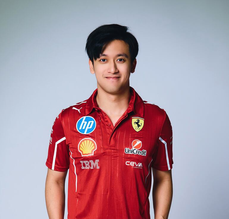 El piloto chino Guanyu Zhou, nacido en Shanghái el 30 de mayo de 1999 (25 años), seguirá en la F1 como piloto reserva de Ferrari. Fue campeón asiático de la F3 y tercero de la FIA Fórmula 2, en el 2021.