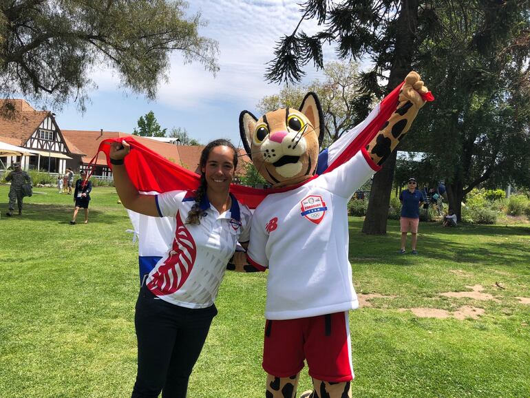 Sofía Linette García Peralta (22/6/1998) festeja el  oro acompañada de Tirika en Santiago 2023.