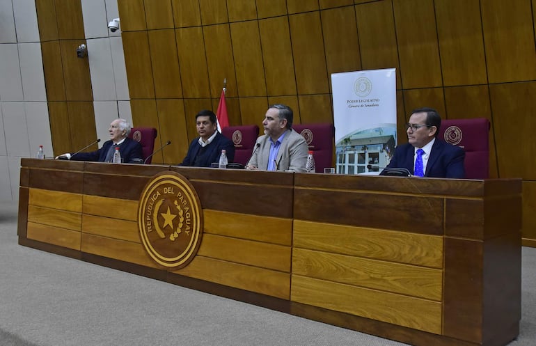 De Izq. a der.: Miguel Abdón Saguier, el senador Sergio Rojas, el senador Ever Villalba y el diputado Pastor Vera Bejarano.