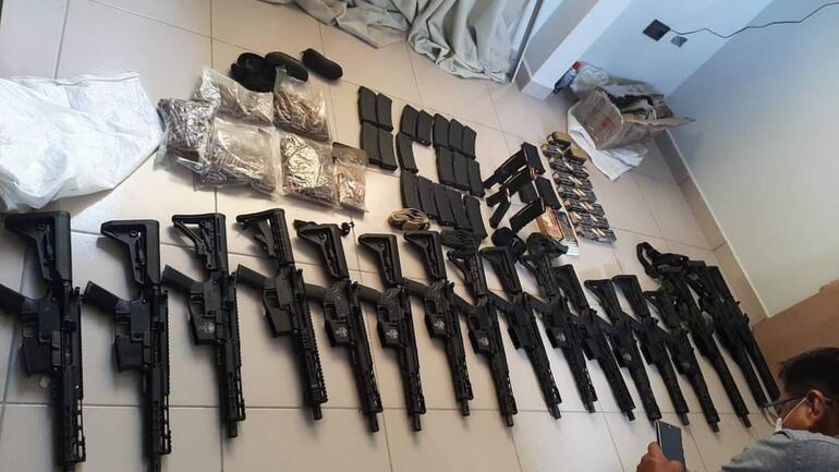 Armas y vehículos incautados tras operativo de búsqueda del presunto narcotraficante Sebastián Marset. 