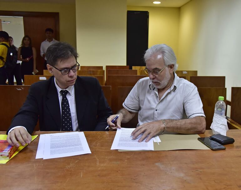 El Dr. Edilberto Rivarola en el palacio de Justicia firmando el acuerdo con la senadora Samaniego.