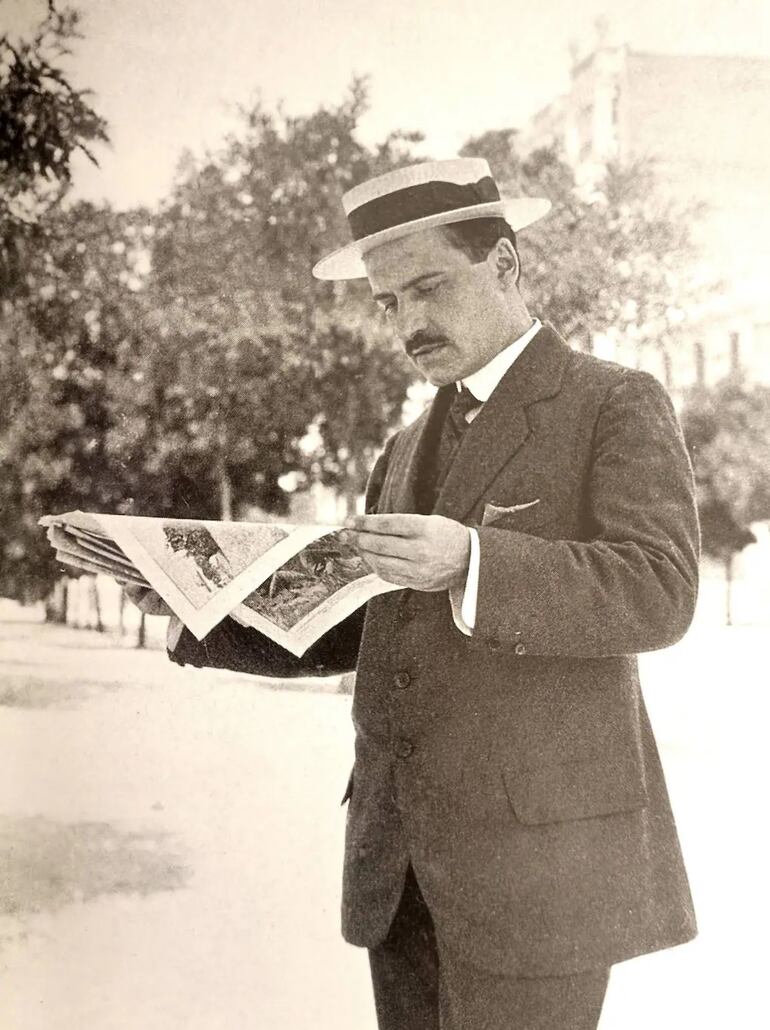 Ortega y Gasset en 1914 leyendo el periódico. La foto la tomó su hermano Eduardo