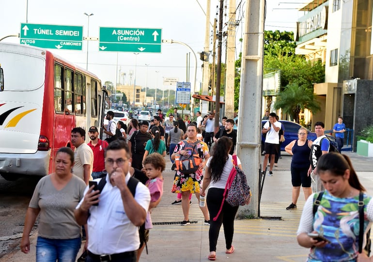 Transportistas disminuyen la frecuencia de los buses para ahorrar costos en combustible, por lo que se acumula gran cantidad de pasajeros en las paradas.