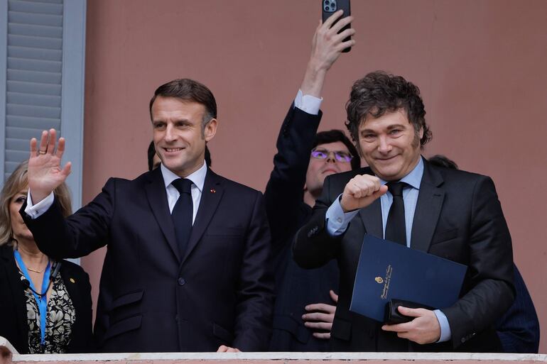 El presidente de Argentina, Javier Milei, saluda junto al presidente de Francia, Emmanuel Macron, desde el balcón de la Casa Rosada, durante su encuentro, en la ciudad de Buenos Aires (Argentina).