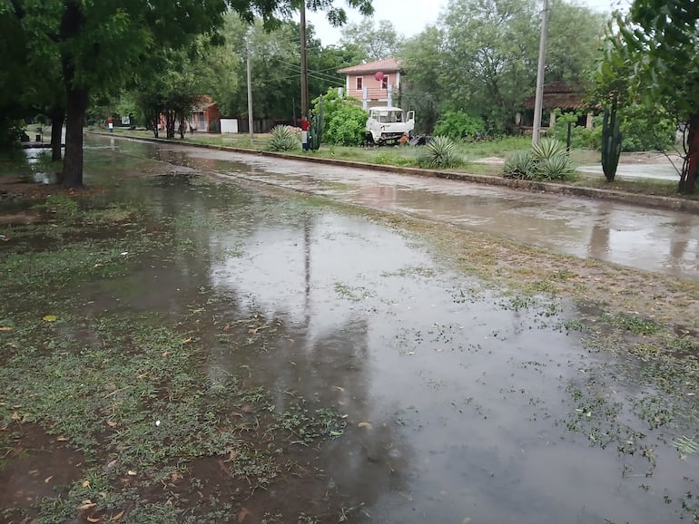 En la cuenca del pantanal las lluvias superaron los 100 mm, así amaneció este domingo una de las calles de Fuerte Olimpo.