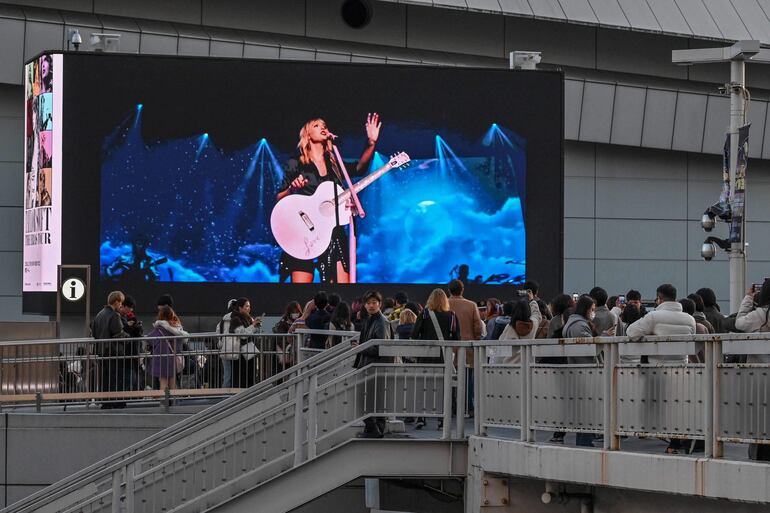 Vista del exterior del Tokyo Dome, donde hoy se presentará la cantante estadounidense Taylor Swift en medio de una gran expectativa y generando un enorme movimiento económico.