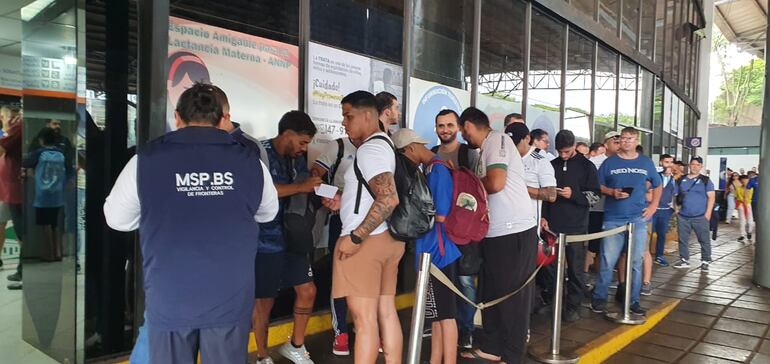 Una larga fila de accionados de Cruceiro y Racing en la cabecera del Puente de la Amistad.