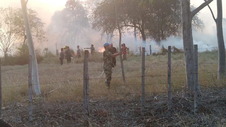 Personal militar del Ejército Paraguayo colaboró con los bomberos voluntarios en los trabajos para sofocar los incendios en Benjamín Aceval.