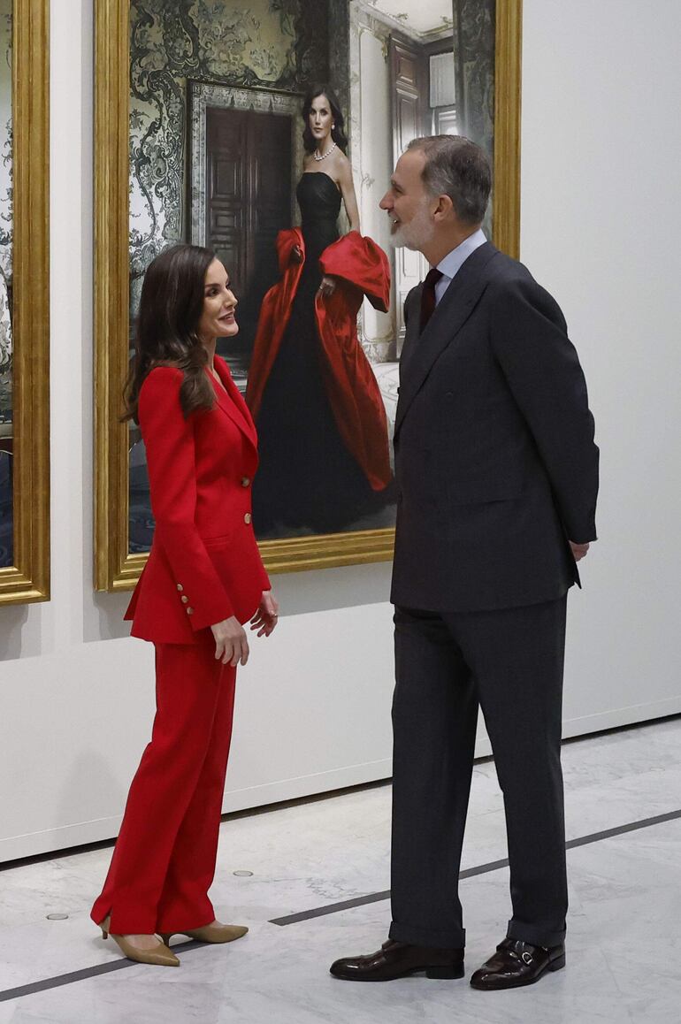 Los reyes Felipe VI y Letizia, delante de los retratos que les hizo la fotógrafa estadounidense Annie Leibovitz. (EFE/ Chema Moya)
