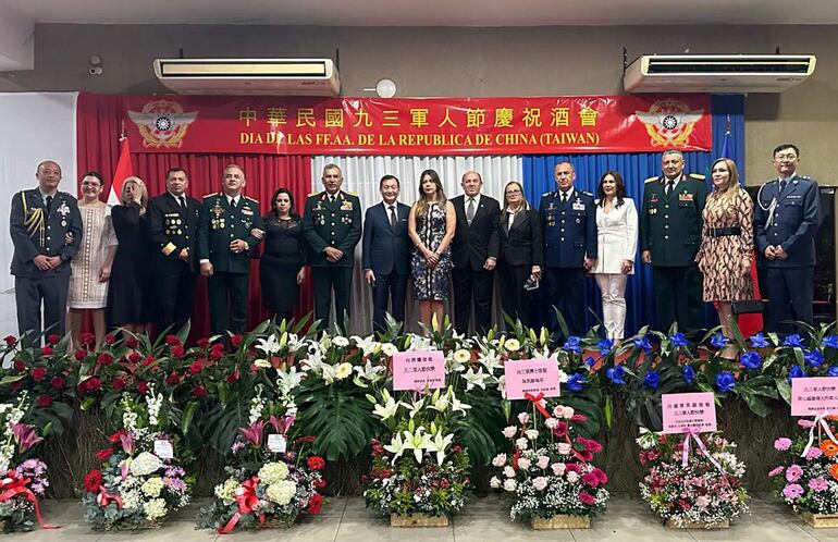 El Centro Militar Naval y Aeronáutico, en Asunción fue la sede del brindis.