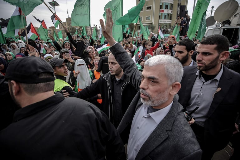 El líder de Hamás, Yahya Al Sinwar (C), durante una protesta en la Franja de Gaza.