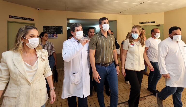 Santiago Peña en su llegada al Hospital Nacional de Itauguá, ayer.