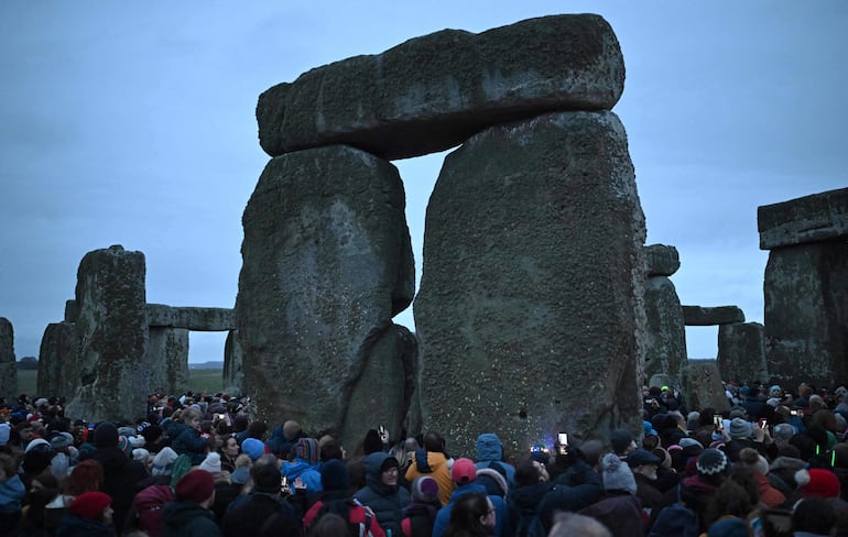 Asistentes celebran el festival pagano del "Solsticio de Invierno" en Stonehenge, en Wiltshire, en el sur de Inglaterra, el 21 de diciembre de 2024.