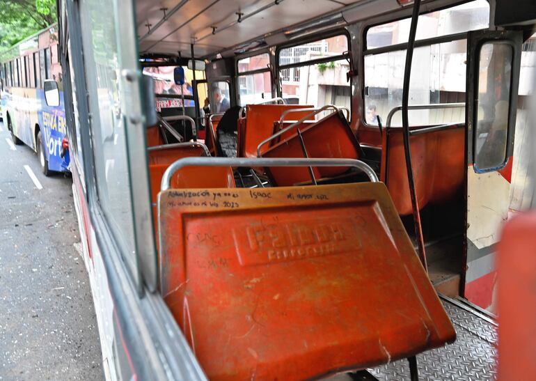 El colectivo que chocó quedó con visibles daños materiales.