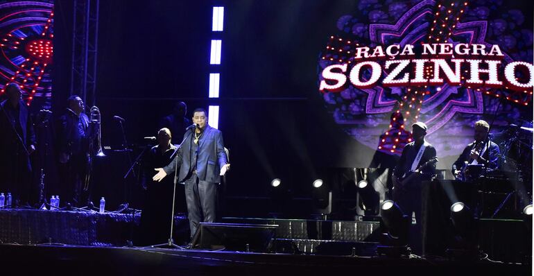 Una decena de músicos, dos coristas y bailarinas formaron parte del show de Raça Negra en el court central del Yacht.