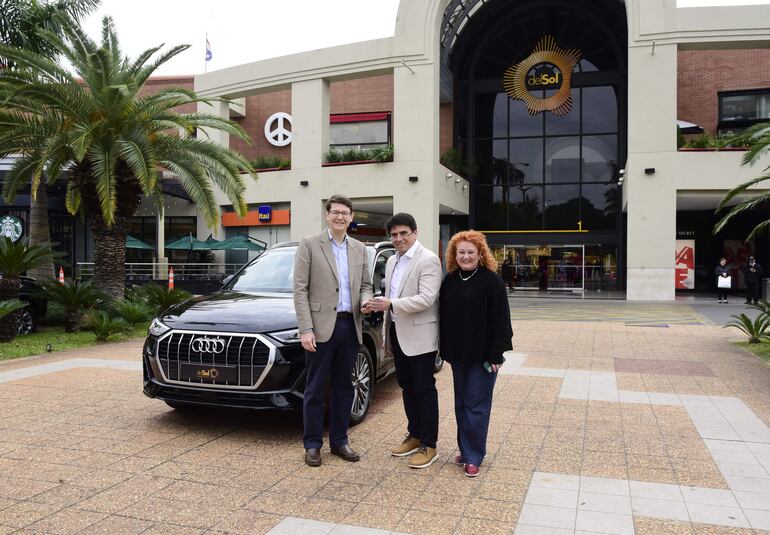 Diego Valenzuela recibió las llaves del Audi Q3 SLine de Prestigio S.A. que ganó en el sorteo de delSol. Lo acompañan Gustavo Piris y Carolina Lenguaza.