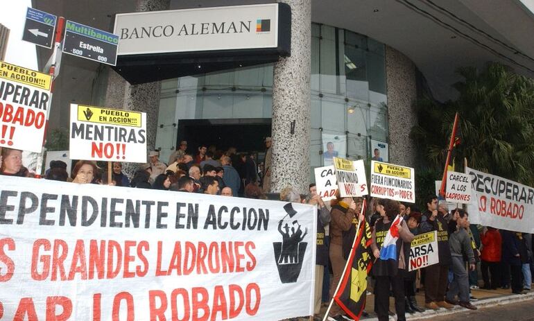 Ahorristas defraudados del Banco Alemán forman filas para recuperar sus depósitos, tras la quiebra del ente (2002).