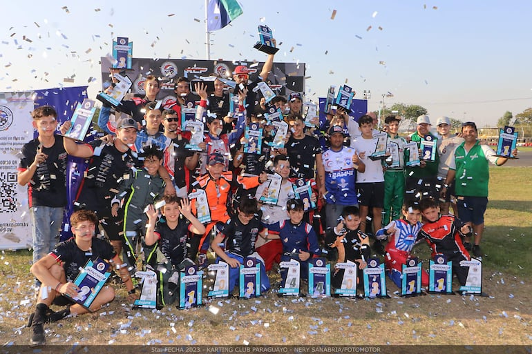 Postal con todos los pilotos que subieron al podio en las ocho categorías habilitadas. Así se vivió la parte final de la doble fecha en el kartódromo de Ñu Guasu.