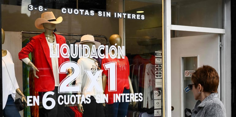 Causas de la inflación son diversas e incluyen factores como un exceso de demanda sobre la oferta y el incremento en los costos de producción.