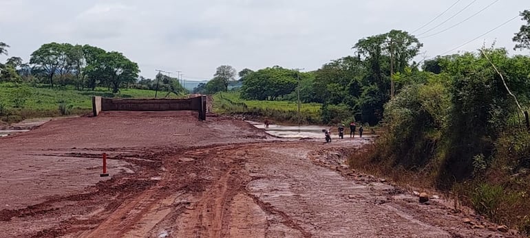 El agua del arroyo Capiibary a punto de abandonar la calzada.