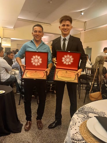 Juan Figueredo (i), el jockey mas ganador del 2024, y, Javier Portillo, el Mejor Aprendiz, fueron galardonados por el Jockey Club del Paraguay el viernes.