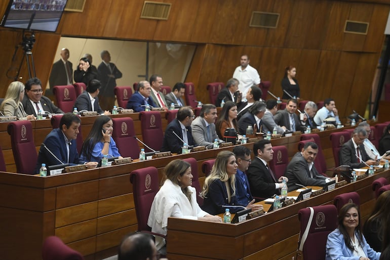 Sesión de la Cámara de Diputados en la que se aceptó la renuncia de Orlando Arévalo y posteriormente juró Saúl González. 