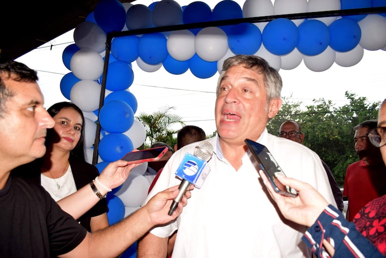 Ministro de Educación, Luis Ramírez, durante su visita en la escuela República de Nicaragua de Carapeguá.