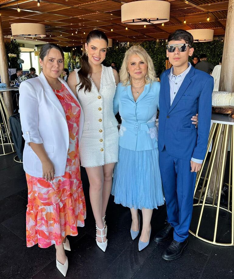 ¡Celebración en familia! Nadia Ferreira con su mamá Ludy, su hermana Eli y su sobrino Mauri, quienes fueron especialmente a México para el bautismo de Baby Muñiz. (Instagram/Ludy Ferreira)