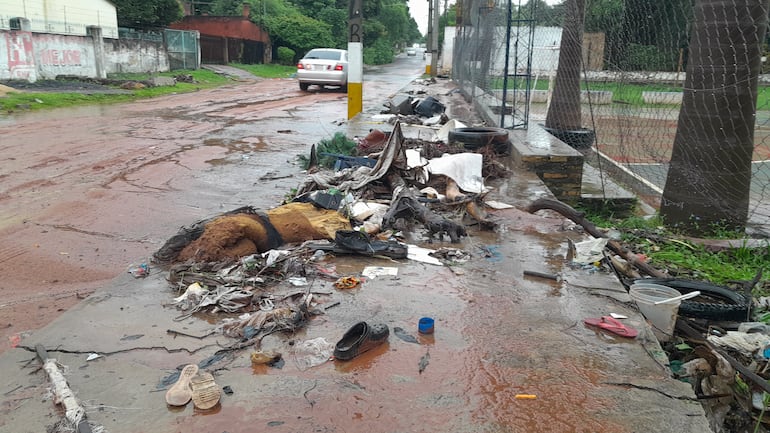 Una gran cantidad de basura y arena fue arrastrada por el raudal. La foto corresponde a la calle Ykua Kaaguy de San Antonio.