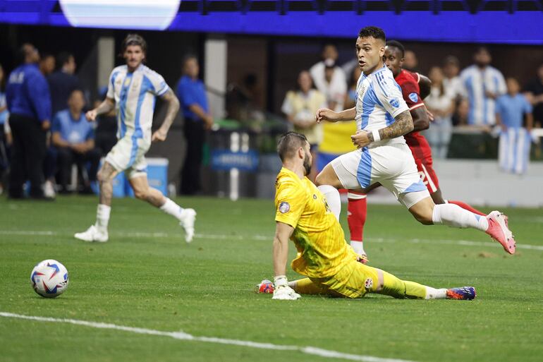 Momento en que Lautaro Martínez anota el segundo de Argentina
