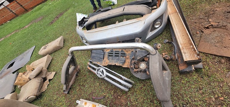 Piezas de autos presuntamente robados encontradas en una granja de Piribebuy tras allanamiento de la Policía Nacional con la Fiscalía.