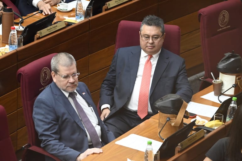 El senador Antonio Barrios con el senador Gustavo Leite, ambos del cartismo, en la última sesión ordinaria del Senado.