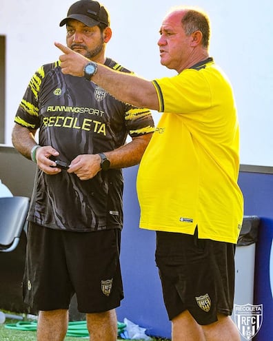 Diálogo entre el entrenador de Recoleta FC, Jorge González Frutos (izquierda) y el asesor técnico Francisco Javier Martínez.