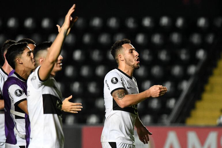 Los futbolistas de Olimpia festejan el triunfo sobre Patronato por la fase de grupos de la Copa Libertadores en el estadio Brigadier López, en Santa Fe, Argentina.