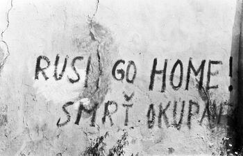 “Russians go home!” (Grafiti, Checoslovaquia, 1968).