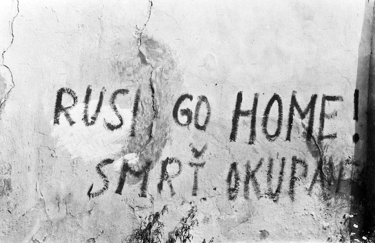 “Russians go home!” (Grafiti, Checoslovaquia, 1968).