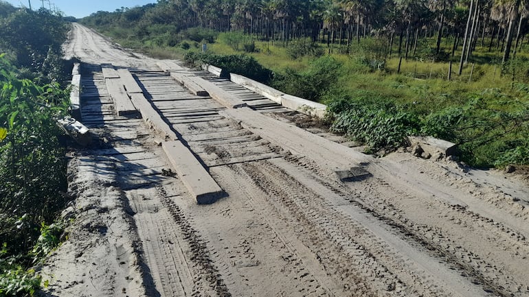 Uno de los viejos puentes de madera, en el camino que conduce a Fuerte Olimpo, en la zona conocida como embudo.