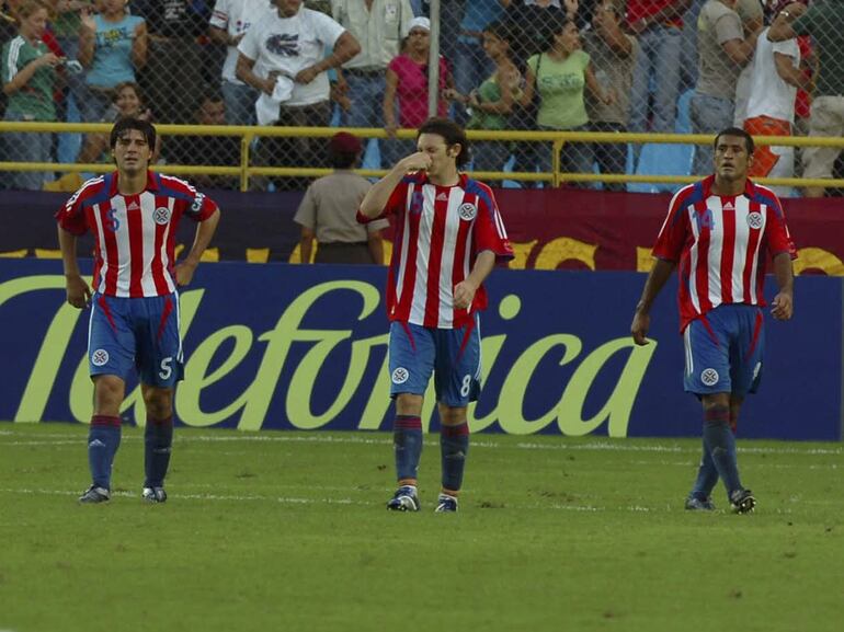 Los jugadores de la selección paraguaya lamentan un gol de México durante un partido de la Copa América 2007 en el estadio Monumental de Maturín.